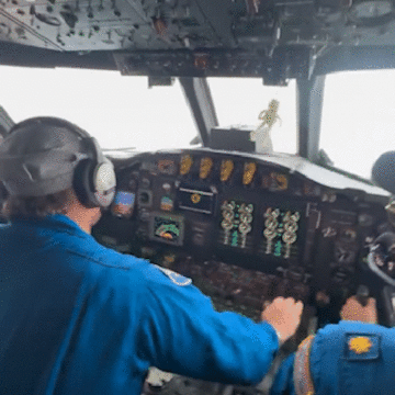 Avião atravessa o furacão Melissa; imagens mostram tripulação em alerta Avião atravessa o furacão Melissa; imagens mostram tripulação em alerta