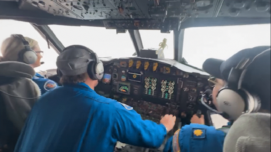 Avião atravessa o furacão Melissa; imagens mostram tripulação em alerta Avião atravessa o furacão Melissa; imagens mostram tripulação em alerta