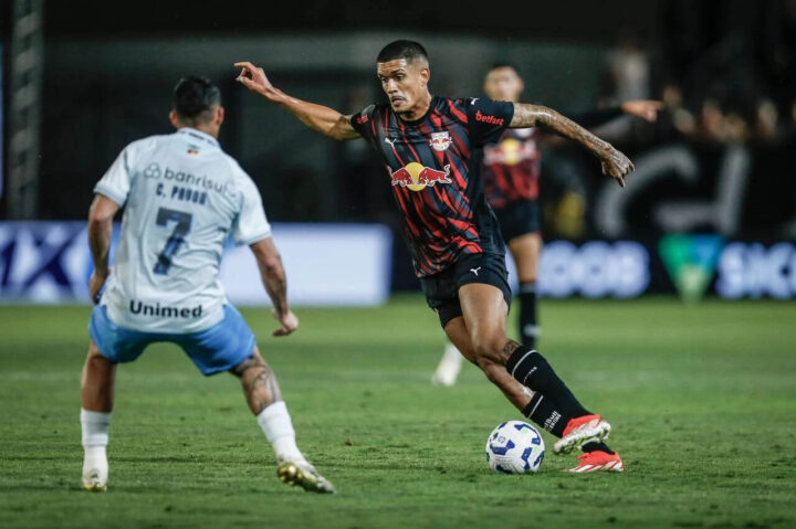 Pênalti nos acréscimos, vermelho e confusão: Bragantino bate Grêmio em noite tensa; veja lances