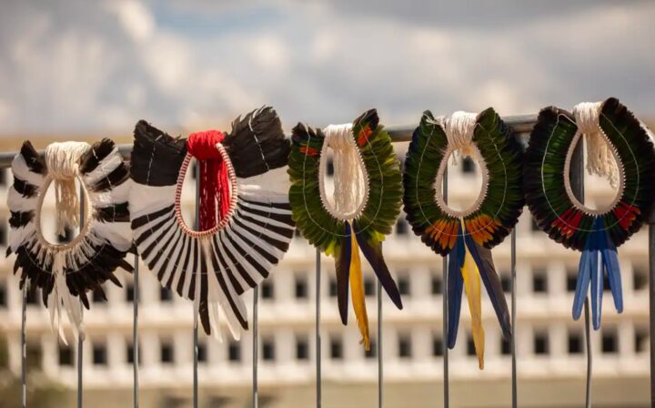 Indígenas protestam no STF contra marco temporal
