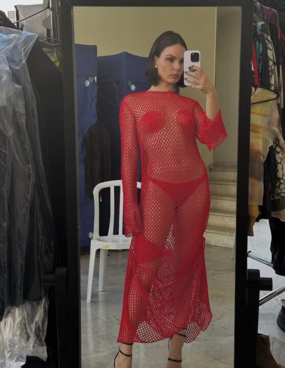 Isis Valverde compartilha carrossel de selfies no espelho