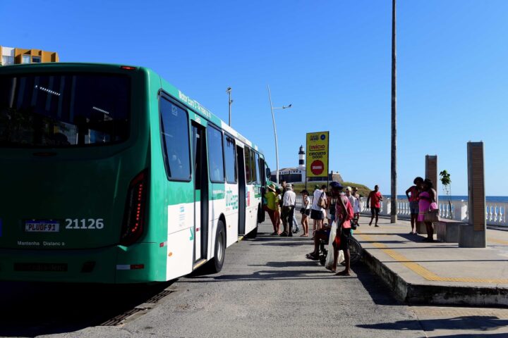 Prefeitura de Salvador inicia Operação Praia 2025 com reforço na frota de ônibus nos fins de semana e feriados