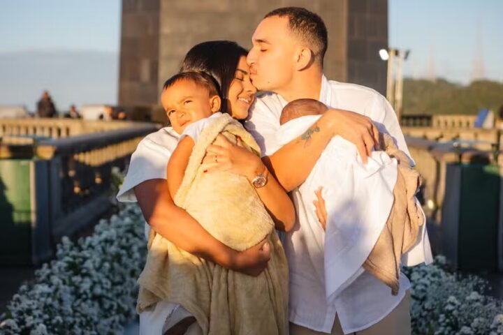 João Gomes e Ary Mirelle batizam filhos e renovam votos de casamento no Cristo Redentor