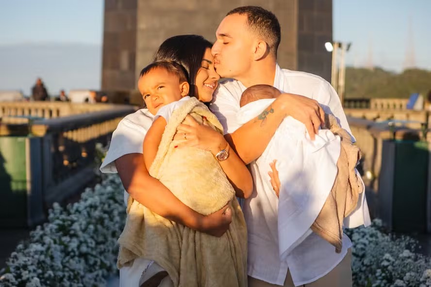 João Gomes e Ary Mirelle batizam filhos e renovam votos de casamento no Cristo Redentor