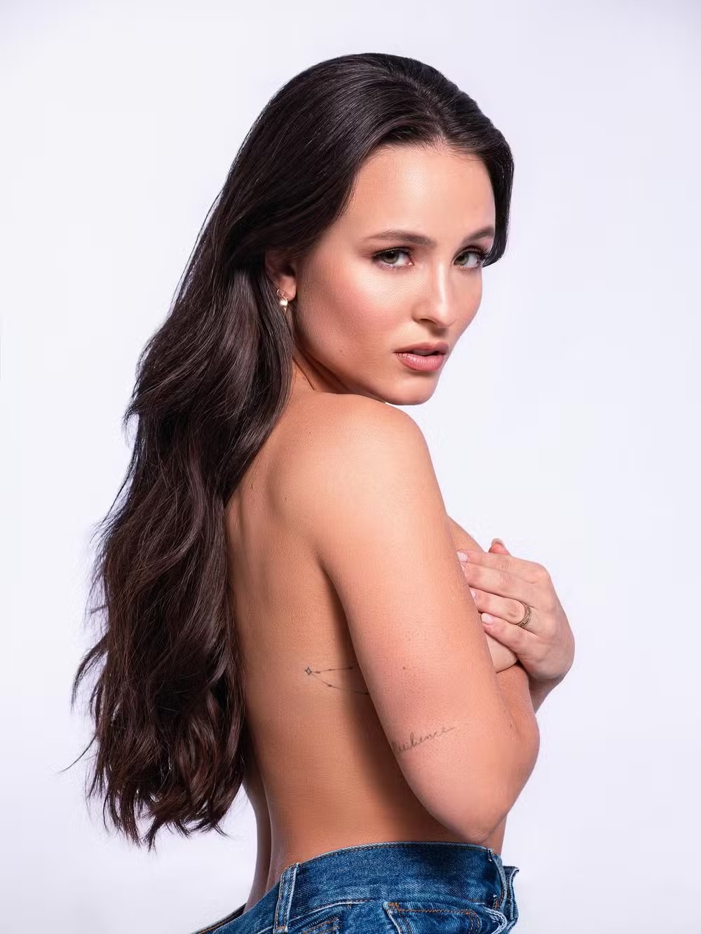 Larissa Manoela participa de ensaio especial e reforça campanha do Outubro Rosa