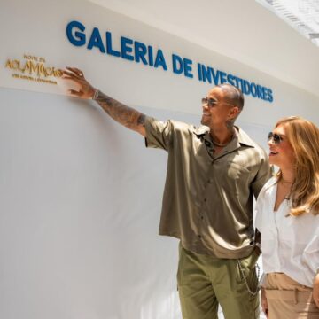 Lore Improta e Léo Santana são homenageados pelas Obras Sociais Irmã Dulce por contribuição com a Noite da Aclamação
