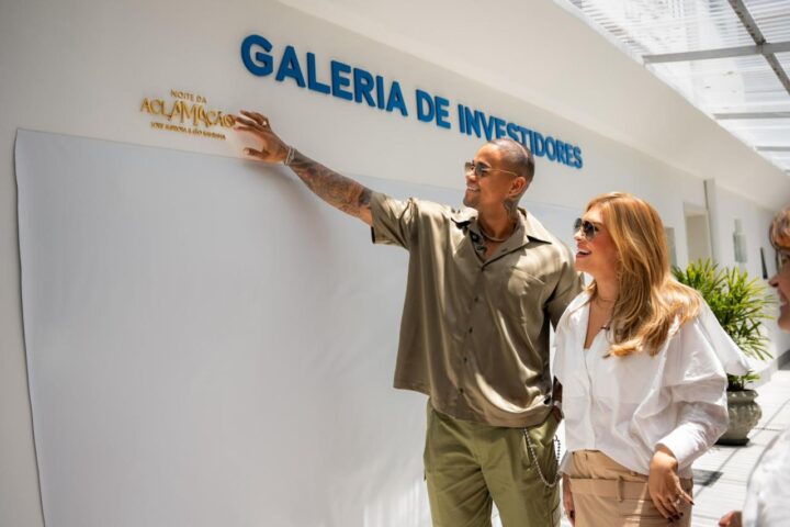 Lore Improta e Léo Santana são homenageados pelas Obras Sociais Irmã Dulce por contribuição com a Noite da Aclamação