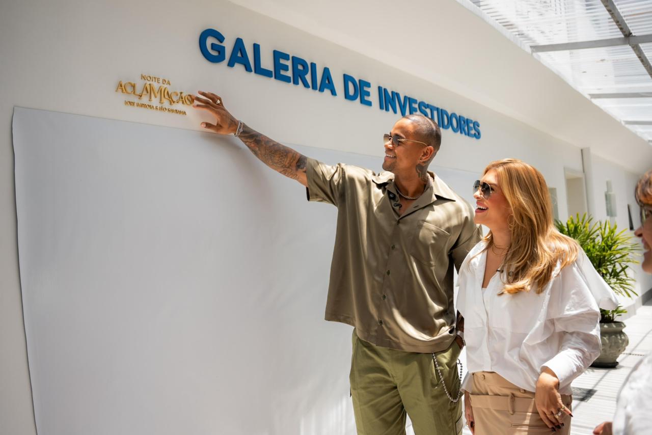 Lore Improta e Léo Santana são homenageados pelas Obras Sociais Irmã Dulce por contribuição com a Noite da Aclamação