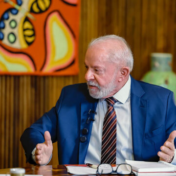 Lula troca de avião após falha no motor antes de voo no Pará