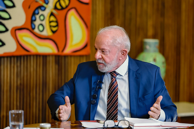 Lula troca de avião após falha no motor antes de voo no Pará