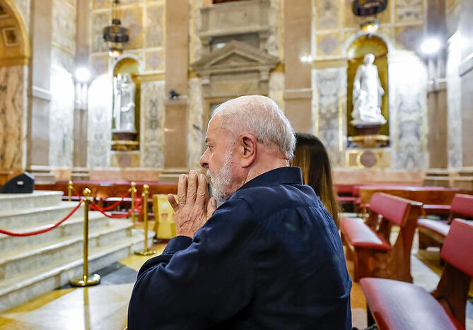Lula visita Basílica de Nazaré e fala em ‘proteção divina’ após falha em avião da FAB