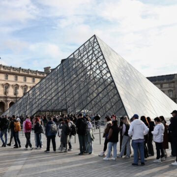 Museu do Louvre reabre ao público três dias após roubo de joias