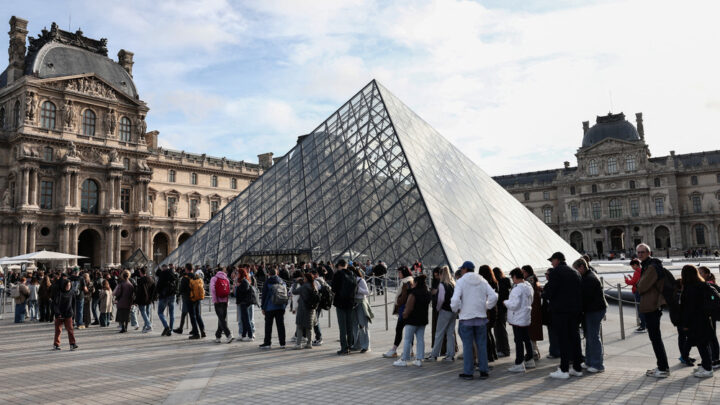 Museu do Louvre reabre ao público três dias após roubo de joias