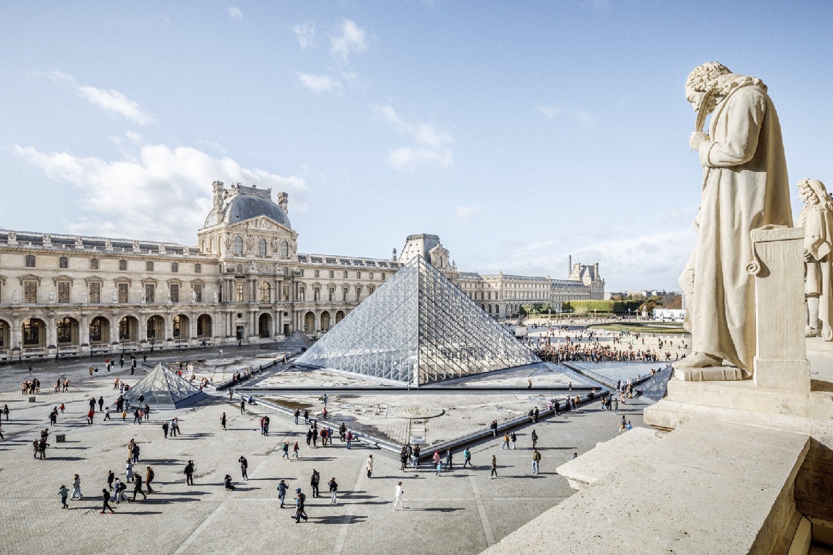 Museu do Louvre, em Paris, é fechado após roubo de joias da coleção