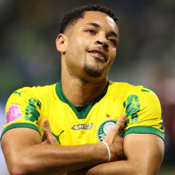 Verdão vira, goleia o Bragantino e segura a ponta do Brasileirão; veja lances e gols