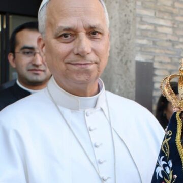 Papa Leão XIV posa com imagem Nossa Senhora Aparecida, padroeira do Brasil