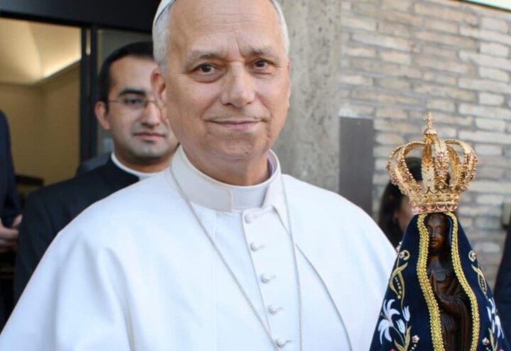 Papa Leão XIV posa com imagem Nossa Senhora Aparecida, padroeira do Brasil