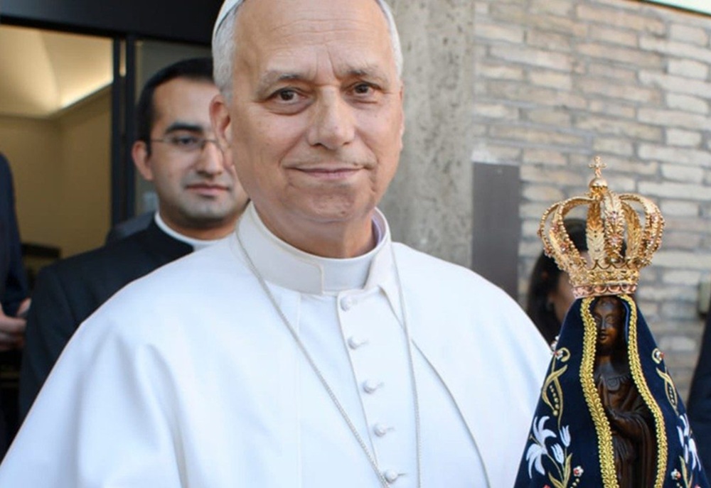 Papa Leão XIV posa com imagem Nossa Senhora Aparecida, padroeira do Brasil