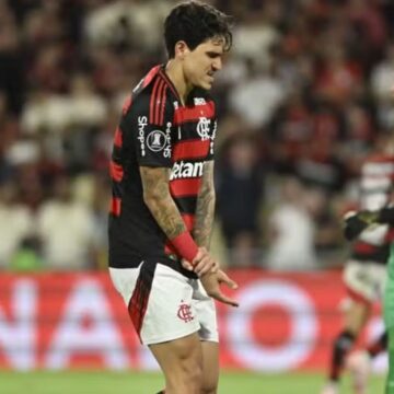 Pedro é levado a hospital para exames após dores e substituição no Flamengo x Racing