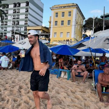 Em Salvador, Pedro Sampaio curte praia no Porto da Barra e encontra Léo Santana