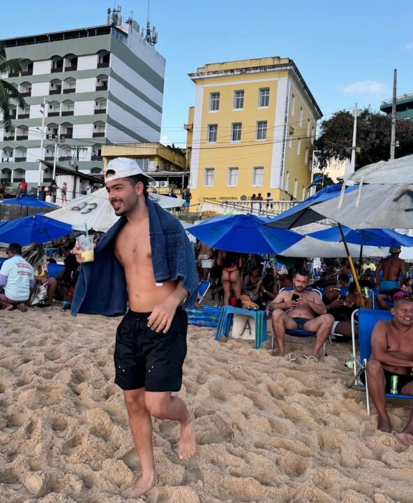 Em Salvador, Pedro Sampaio curte praia no Porto da Barra e encontra Léo Santana