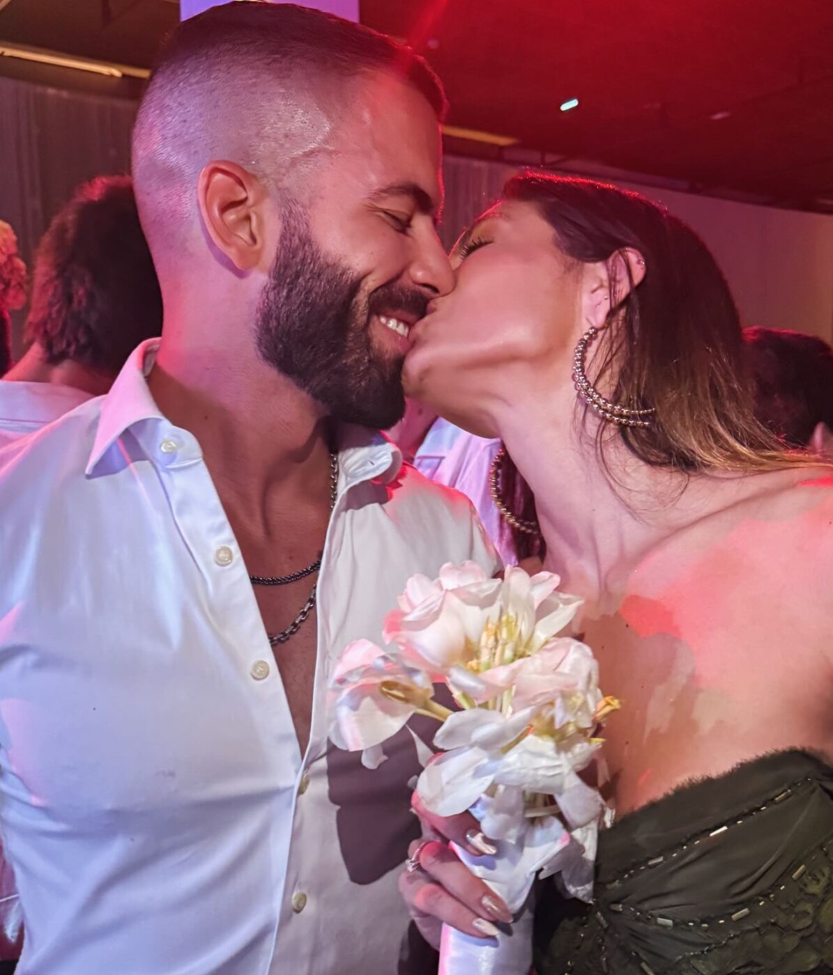 Vem aí?! Mari Gonzalez pega buquê em casamento e comemora com Pipo Marques