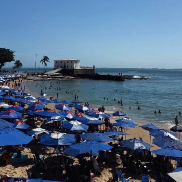 Após semana de chuva, baianos e turistas lotam praia do Porto da Barra Após semana de chuva, baianos e turistas lotam praia do Porto da Barra