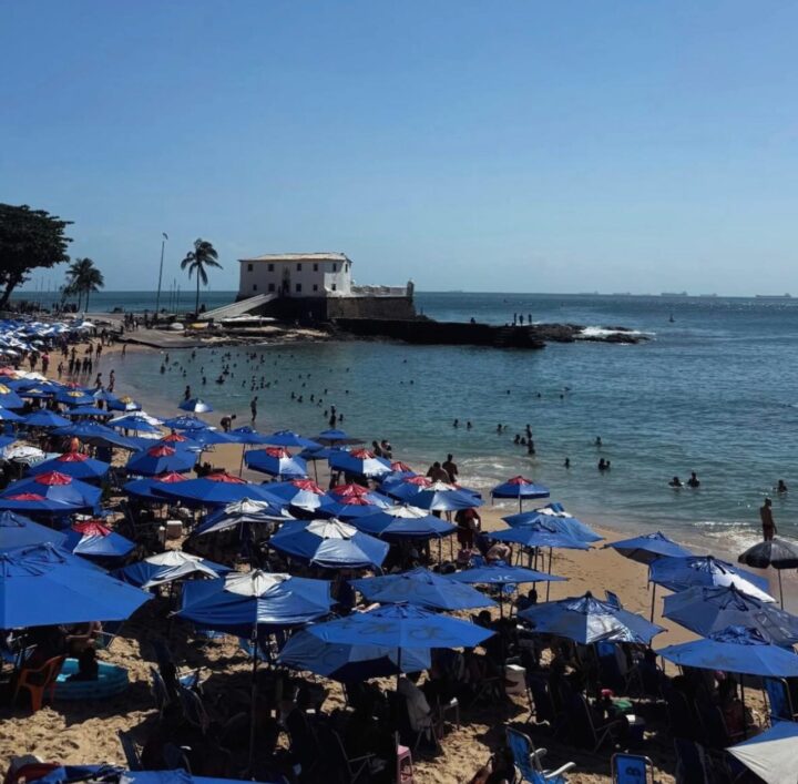 Após semana de chuva, baianos e turistas lotam praia do Porto da Barra Após semana de chuva, baianos e turistas lotam praia do Porto da Barra