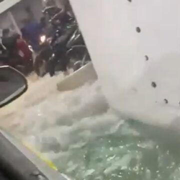 Água invade ferry-boat na Baía de Todos-os-Santos e quase arrasta motos após chuvas em Salvador; veja vídeo