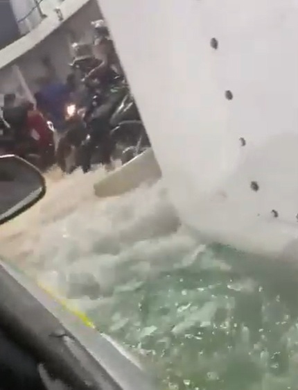 Água invade ferry-boat na Baía de Todos-os-Santos e quase arrasta motos após chuvas em Salvador; veja vídeo