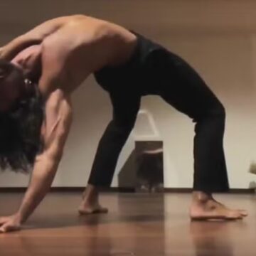 Sem camiseta, Rodrigo Simas exibe boa forma e elasticidade em preparação para espetáculo Hair Sem camiseta, Rodrigo Simas exibe boa forma e elasticidade em preparação para espetáculo Hair