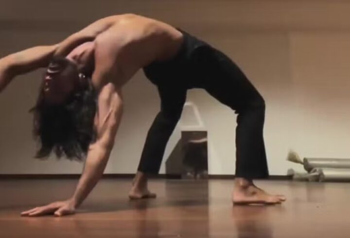 Sem camiseta, Rodrigo Simas exibe boa forma e elasticidade em preparação para espetáculo Hair Sem camiseta, Rodrigo Simas exibe boa forma e elasticidade em preparação para espetáculo Hair