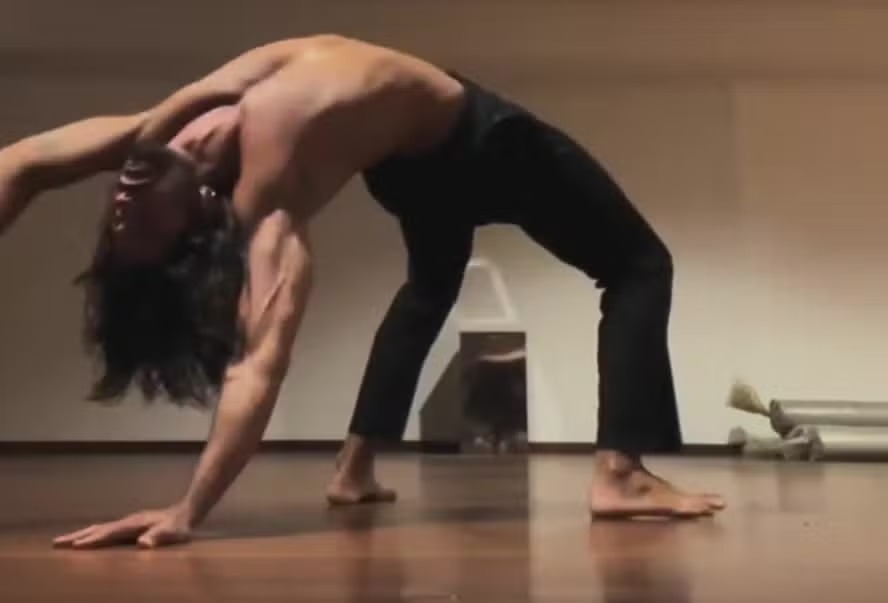 Sem camiseta, Rodrigo Simas exibe boa forma e elasticidade em preparação para espetáculo Hair Sem camiseta, Rodrigo Simas exibe boa forma e elasticidade em preparação para espetáculo Hair