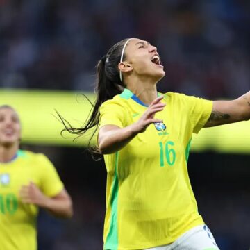 Com uma a menos, seleção feminina vence amistoso contra Inglaterra Com uma a menos, seleção feminina vence amistoso contra Inglaterra