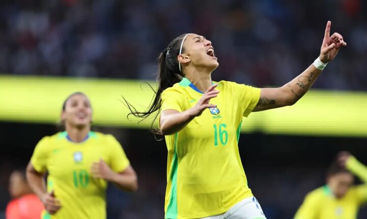 Com uma a menos, seleção feminina vence amistoso contra Inglaterra Com uma a menos, seleção feminina vence amistoso contra Inglaterra