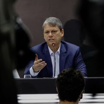 “No dia em que começarem a falsificar Coca Cola, vou me preocupar”, diz Tarcísio sobre intoxicações por metanol em SP