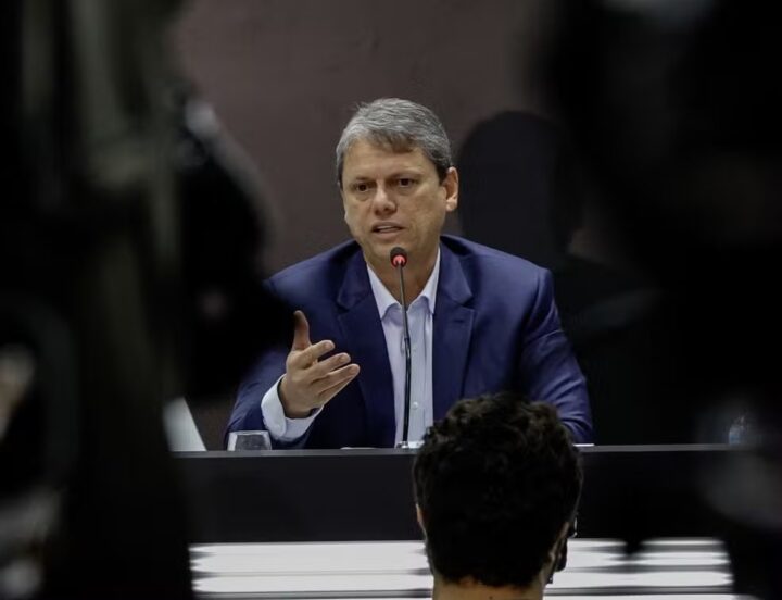 “No dia em que começarem a falsificar Coca Cola, vou me preocupar”, diz Tarcísio sobre intoxicações por metanol em SP