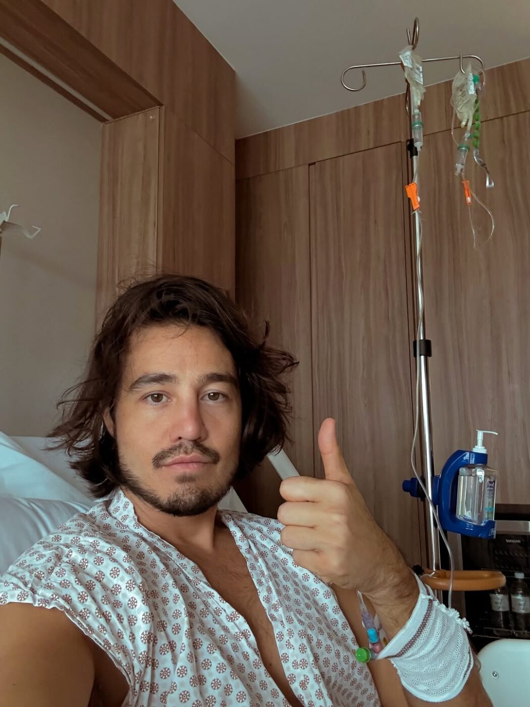 Cantor Tiago Iorc é internado após sentir dores intensas na coluna