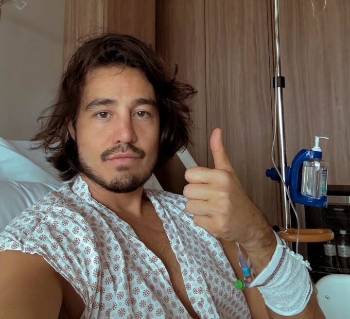 Cantor Tiago Iorc é internado após sentir dores intensas na coluna