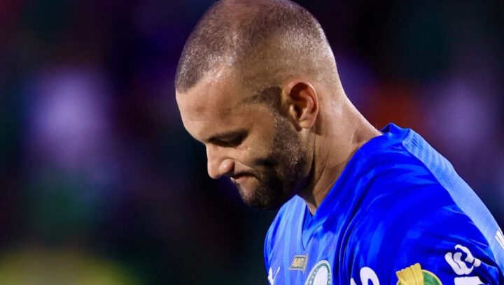 Weverton sofre lesão e pode desfalcar o Palmeiras contra o Flamengo no Maracanã