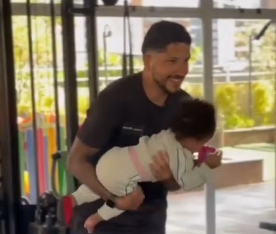 Ex de Iza, Yuri Lima se declara após passar a tarde com a filha: ‘De onde venho tirando força’ Ex de Iza, Yuri Lima se declara após passar a tarde com a filha: ‘De onde venho tirando força’