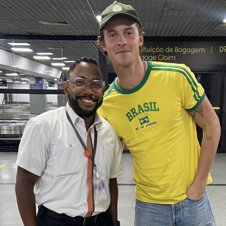 Shawn Mendes desembarca em Salvador após evento com príncipe William no Rio de Janeiro