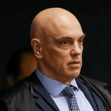 Em decisão, ministro Alexandre de Moraes cita “eventual tentativa de fuga” de Jair Bolsonaro