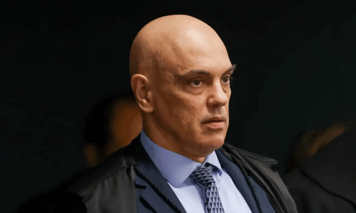Em decisão, ministro Alexandre de Moraes cita “eventual tentativa de fuga” de Jair Bolsonaro