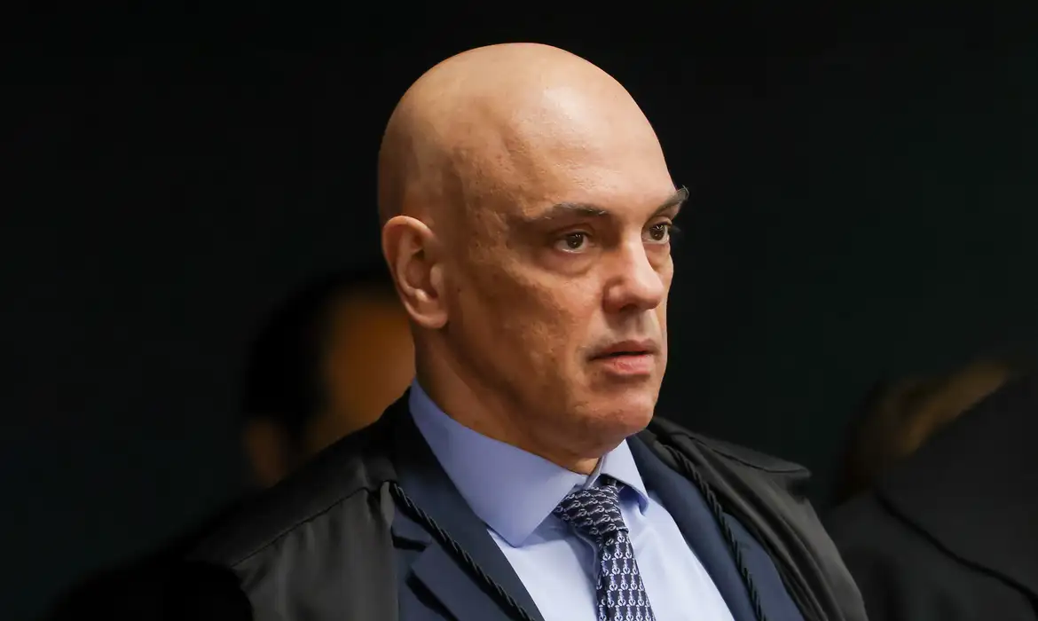 Em decisão, ministro Alexandre de Moraes cita “eventual tentativa de fuga” de Jair Bolsonaro