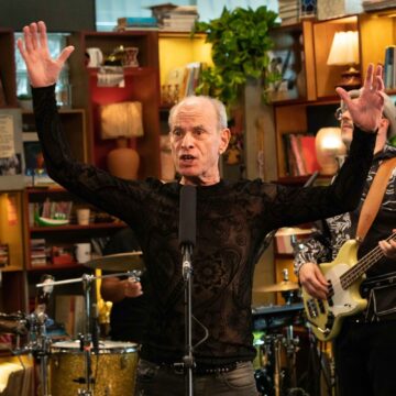 Ney Matogrosso celebra 50 anos de carreira com performance especial no Tiny Desk Brasil