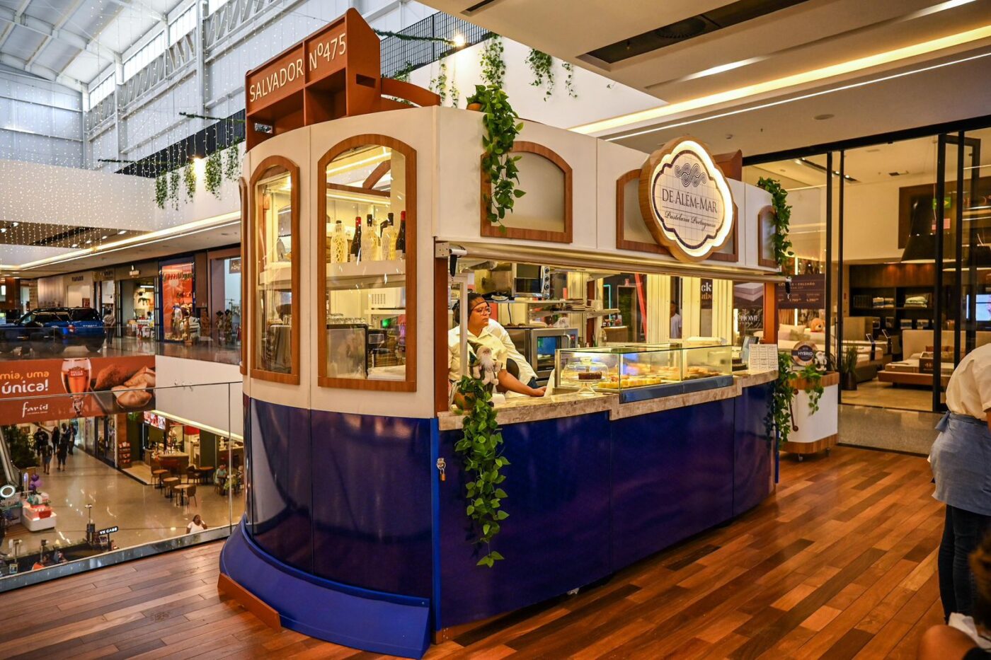 Confeitaria portuguesa De Além Mar inaugura primeira unidade em formato de bonde e celebra retorno a Lauro de Freitas