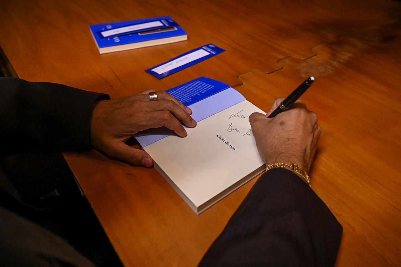 Michel Alcoforado autografando