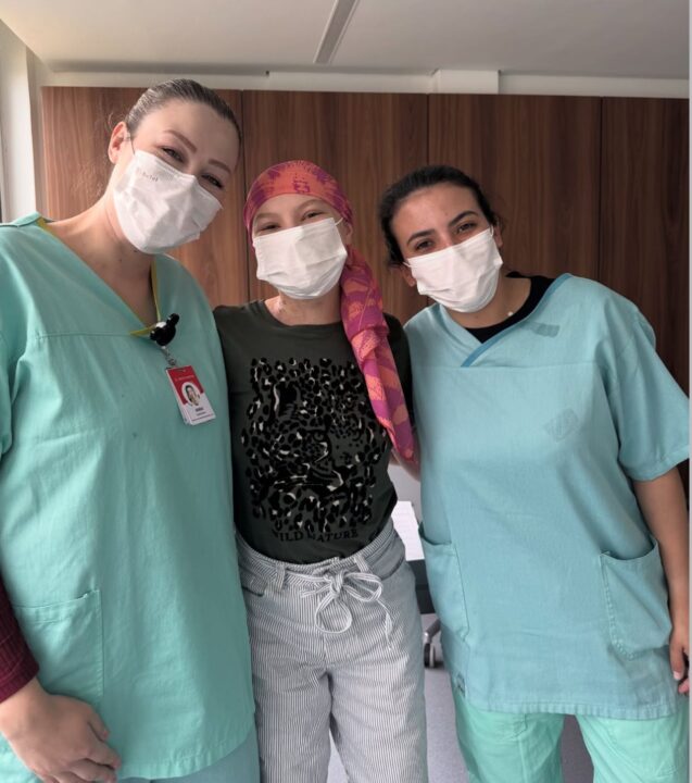 Isabel Veloso comemora alta e compartilha momento de emoção ao deixar hospital