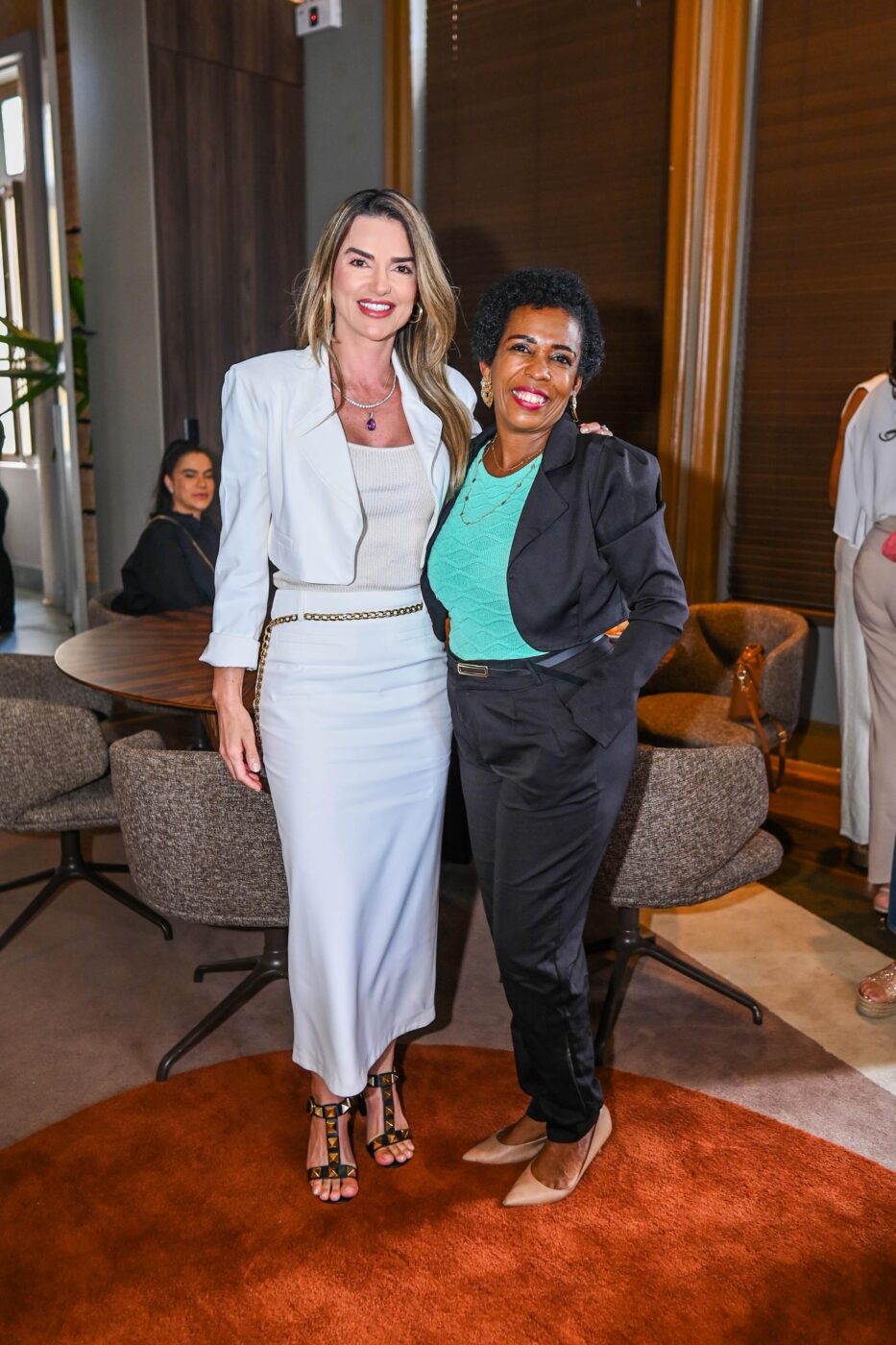 Roberta Caires e Elisangela Assis